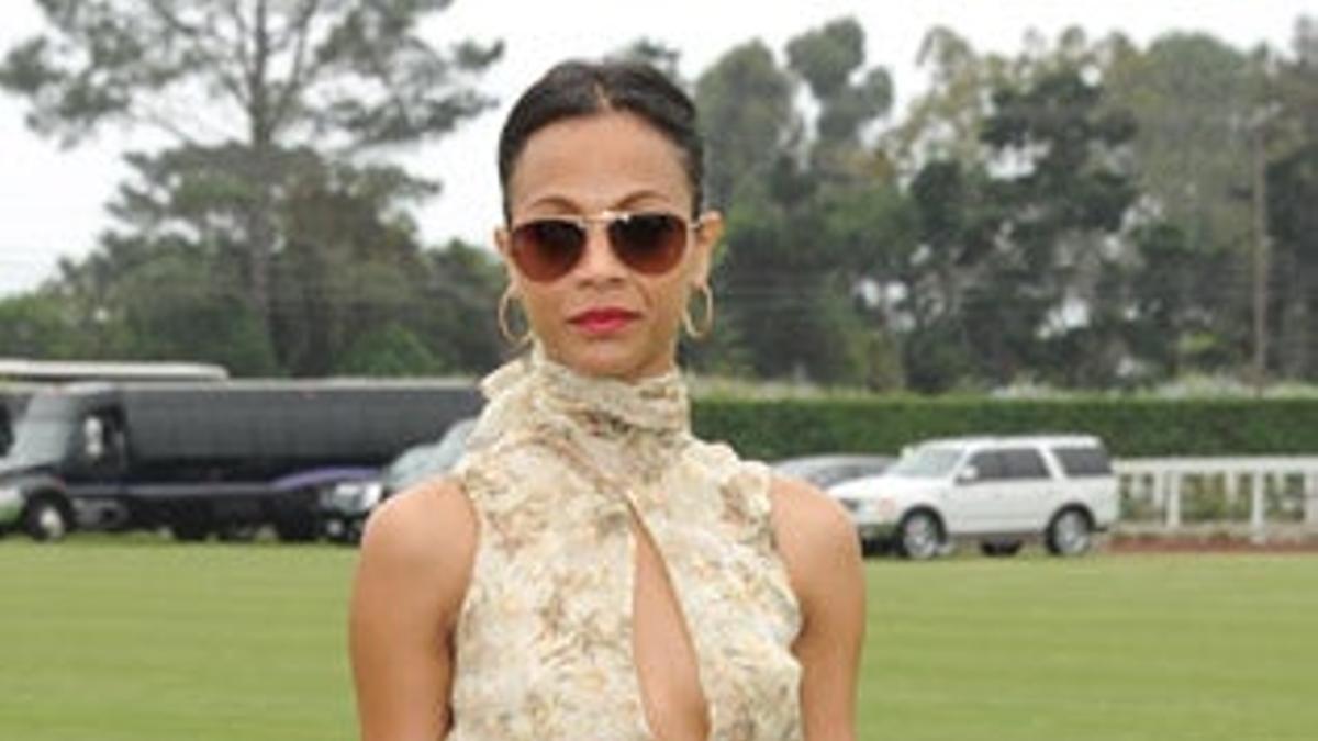 Zoe Saldaña muy elegante con un vestido de flores