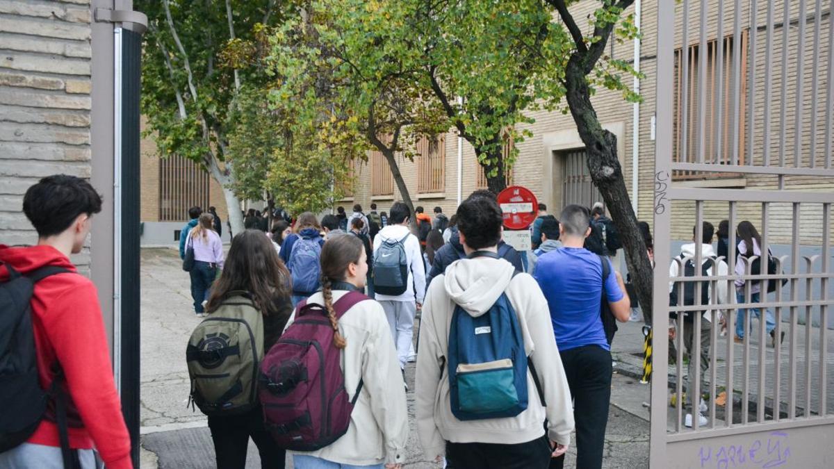 Varios estudiantes a la entrada de un instituto zaragozano.