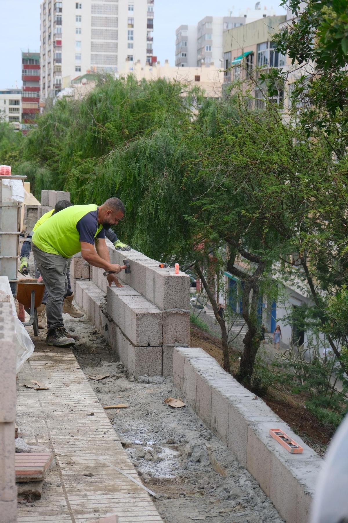 Trabajos en los muros del Paseo de Chil