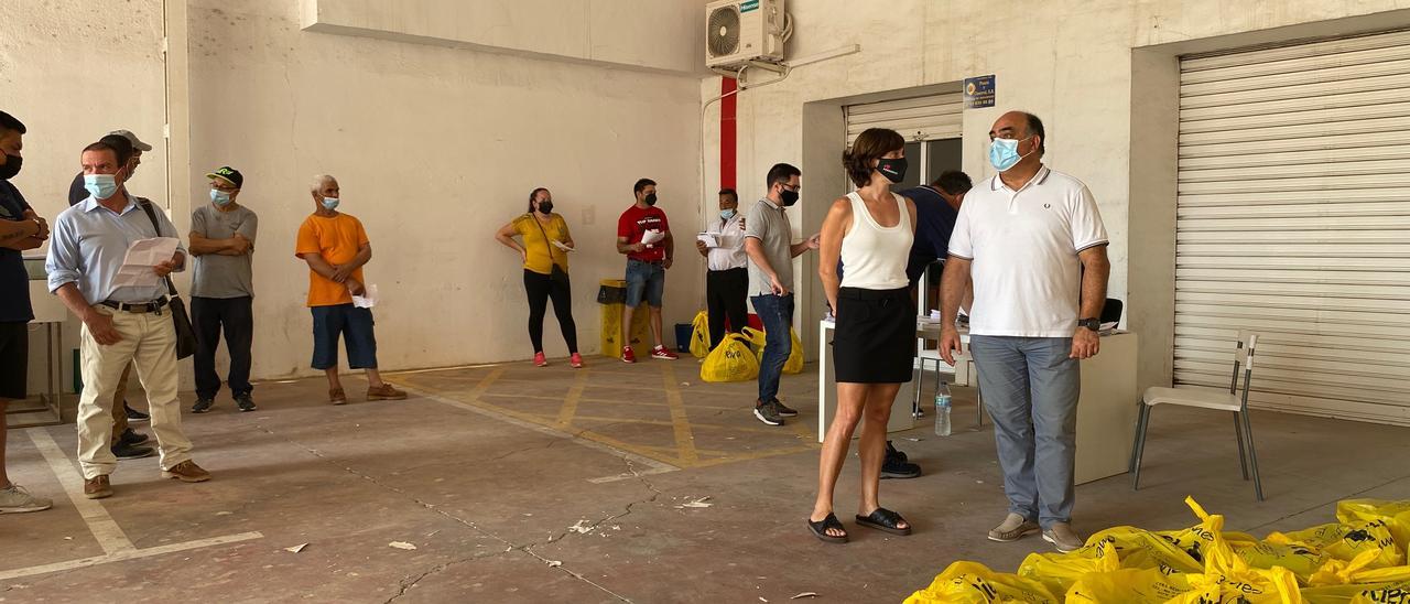 Imagen del centro de trabajo de los 99 contratados  y los ediles Boné y Valverde