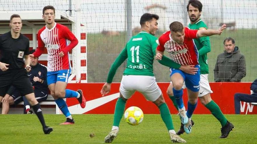 César García intenta irse de Sanma, con Gragera observando a la izquierda, en el partido de ayer en Mareo entre Sporting B y Racing de Ferrol.