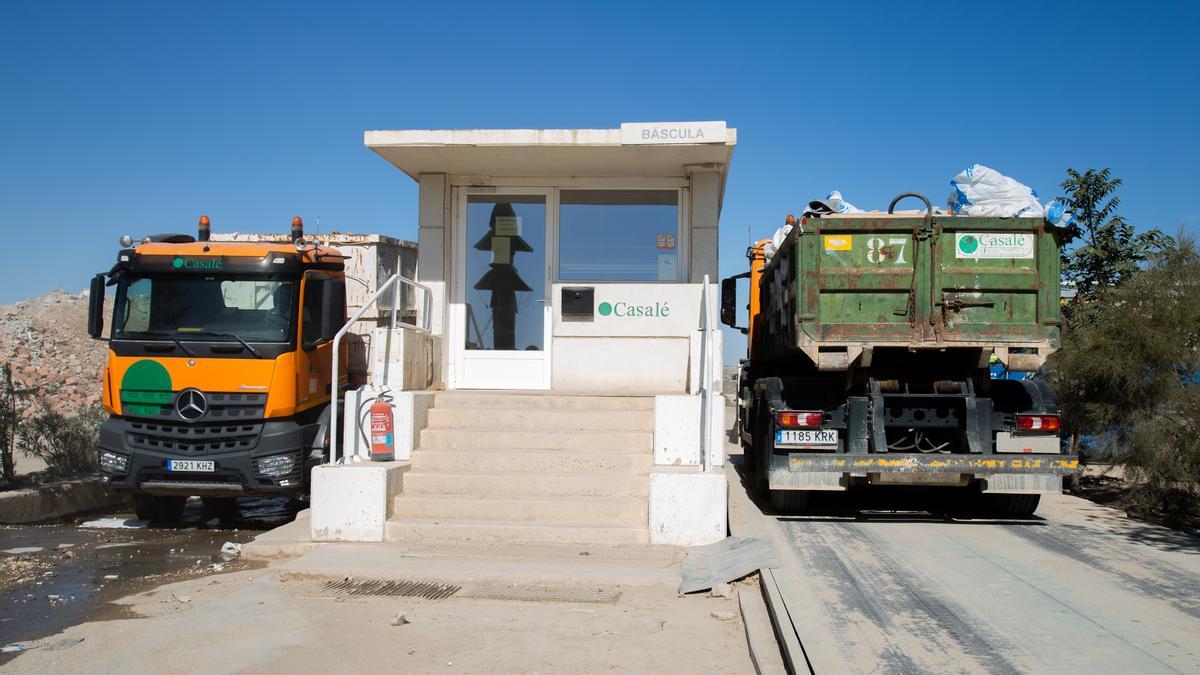 Dos camiones en los accesos a la planta de gestión de residuos de Casalé en el Parque Tecnológico de Reciclado de Zaragoza