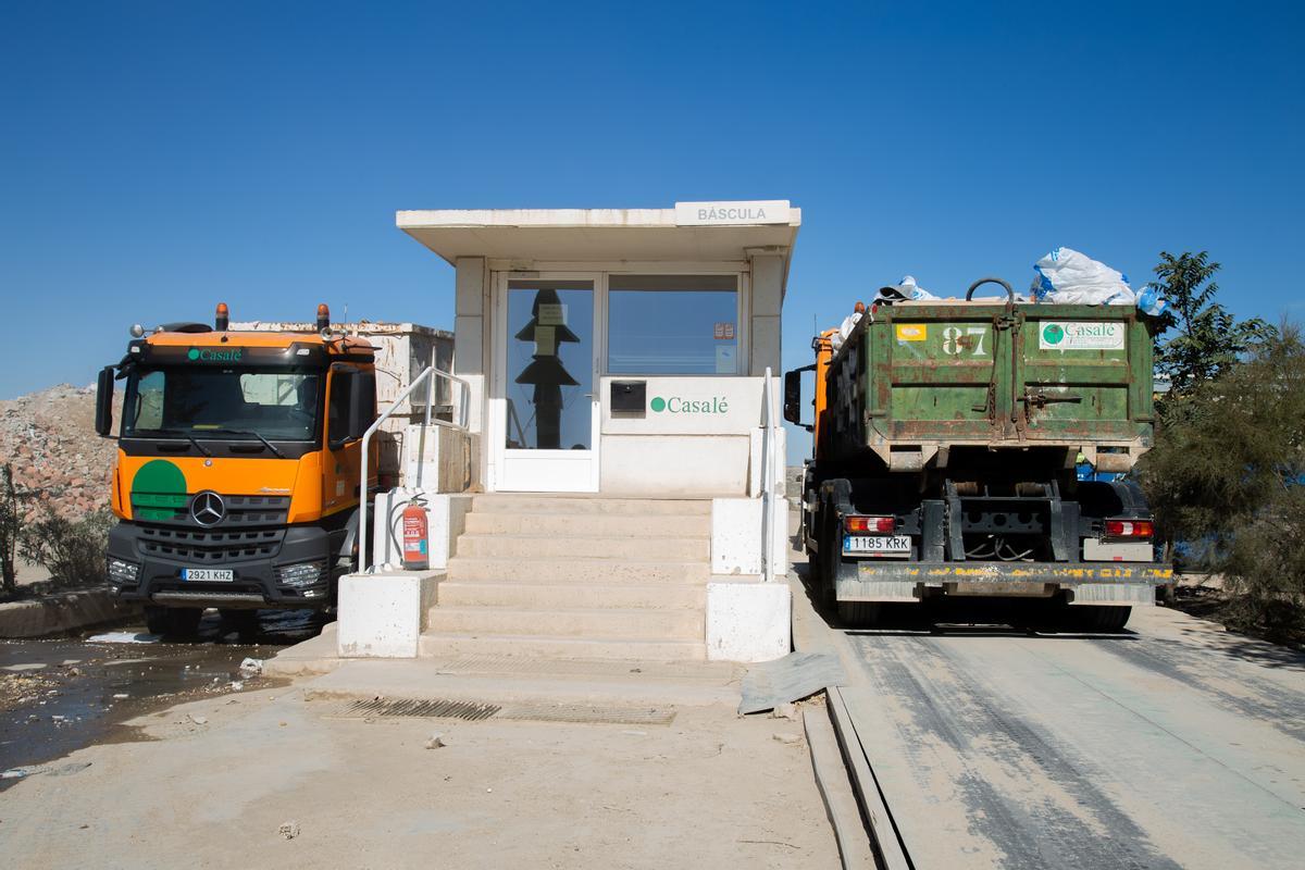 Dos camiones en los accesos a la planta de gestión de residuos de Casalé en el Parque Tecnológico de Reciclado de Zaragoza