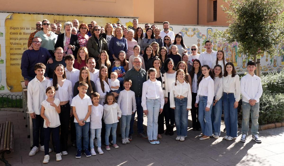 La comissió de Portal de l'Om, al complet, a la plaça Na Violant.