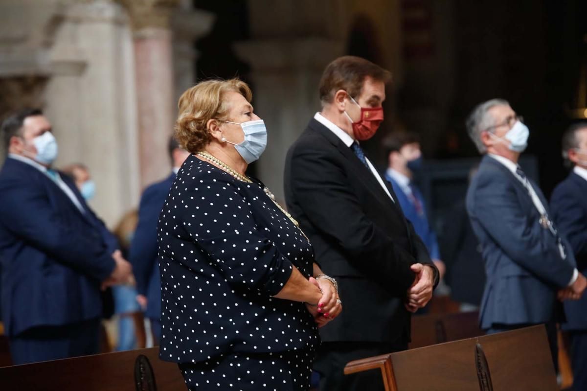 Olga Caballero y la junta directiva de la Agrupación de Cofradías toman posesión en la Catedral