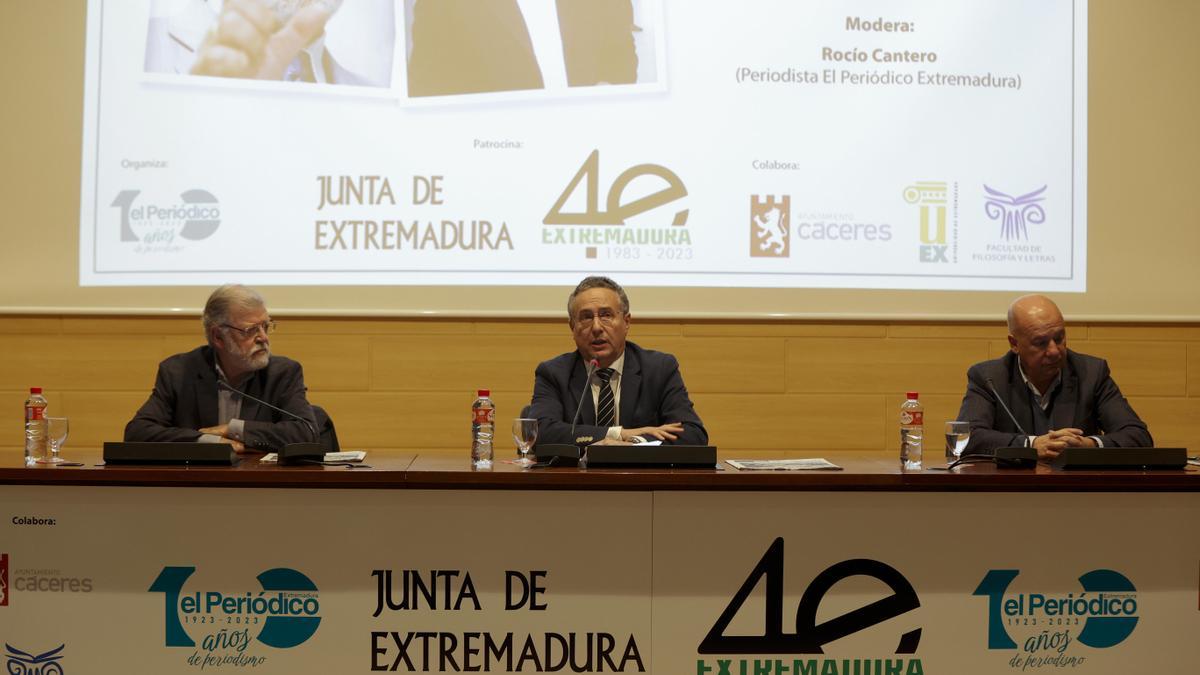 El director de El Periódico Extremadura, Antonio Cid, flanqueado por el expresidente Rodríguez Ibarra y el exrector Francisco Duque.