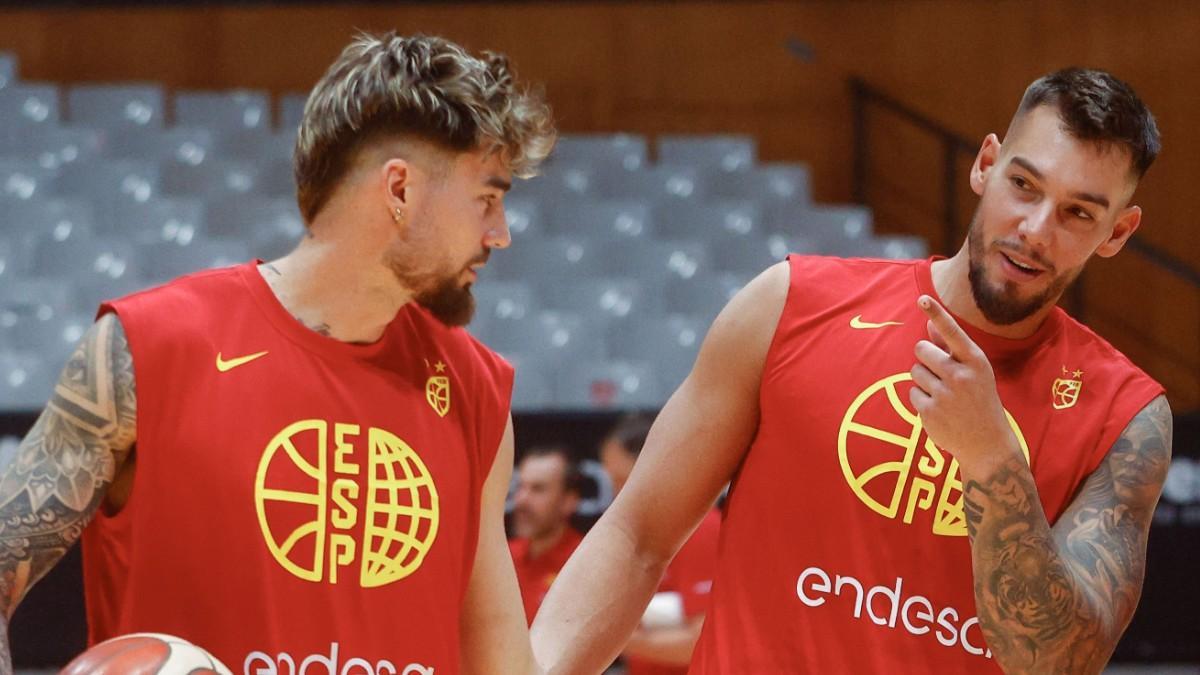 Juancho y Willy Hernangómez, en una concentración de la selección española