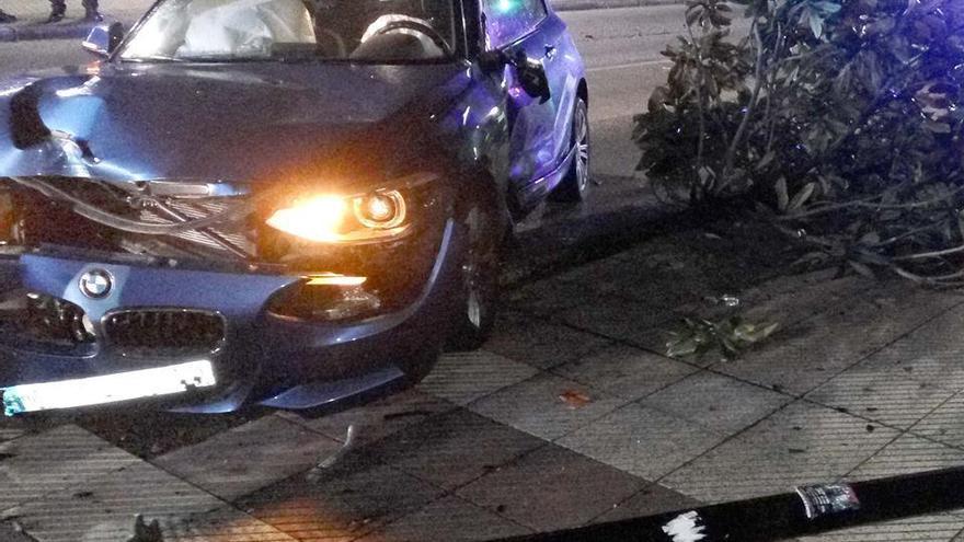 Choca contra una farola, una señal y derriba un árbol con su coche en el centro de Oviedo