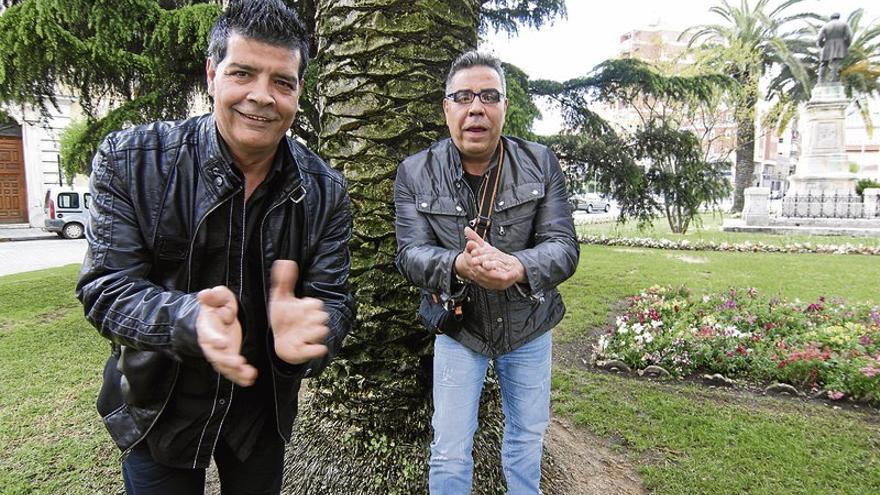 Los Chunguitos, cantantes. Actúan hoy en Cáceres: &quot;Si hace falta, hoy cantamos hasta La Ramona en inglés&quot;