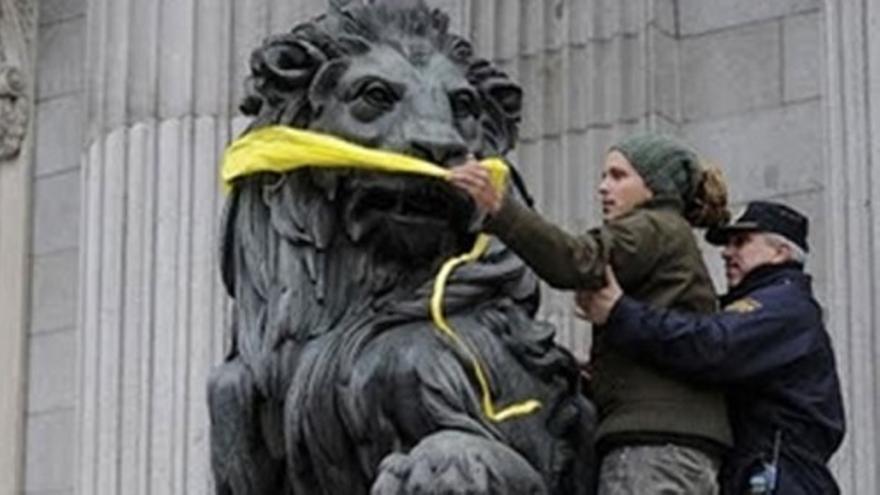 Greenpeace 'amordaza' a los leones del Congreso