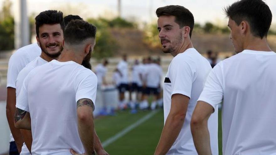 Cifu, de espaldas con barba y tatuajes, además de Rafa de Vicente, están en la rampa de salida.