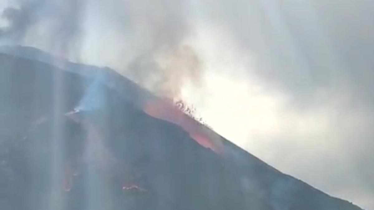 La lava del volcán de La Palma sale a borbotones a mediodía de este lunes