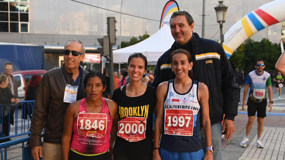 Las tres primeras clasificadas en categoría femenina junto a los concejales de Deportes de Badajoz y Elvas.