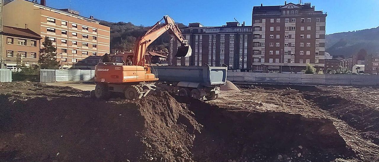 Una excavadora, ayer, trabajando en la parcela del nuevo cuartel. | D. M.