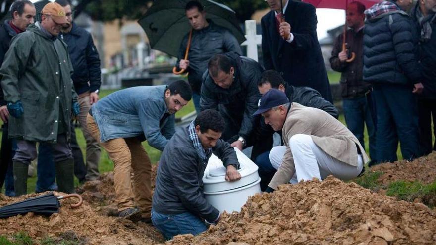 decenas de manos en contacto con la tierra. Los miembros de la comunidad musulmana cubrieron de tierra la sepultura del pequeño con sus propias manos. Cuando terminaron, voltearon las manos con las palmas hacia arriba para rezar la oración de los muertos. En la foto, un momento del enterramiento.