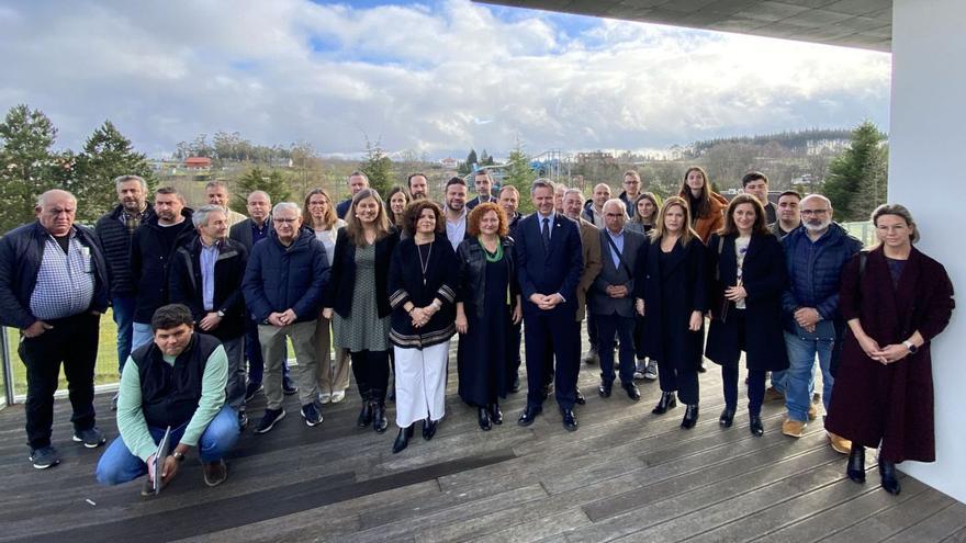 Participantes, ayer, en la jornada en Cerceda, con la subdelegada del Gobierno en A Coruña, la directora del Instituto para la Transición Justa y el delegado del Gobierno, en el centro. |   // L. O.