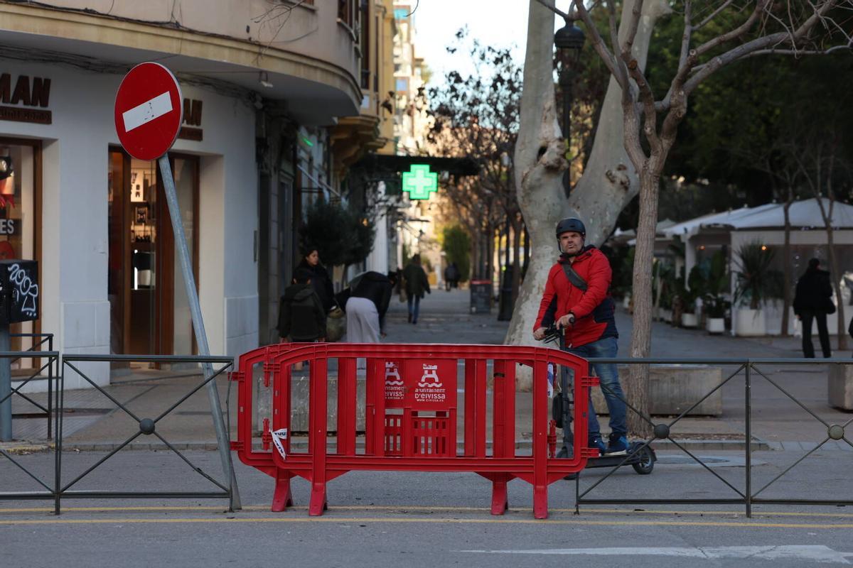 Imágenes de la zona en la que el coche de la Policía Local se ha estrellado al acudir a una emergencia