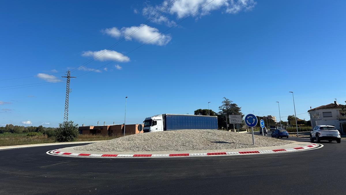 La nova rotonda a la C-66, amb el pas dun camió.