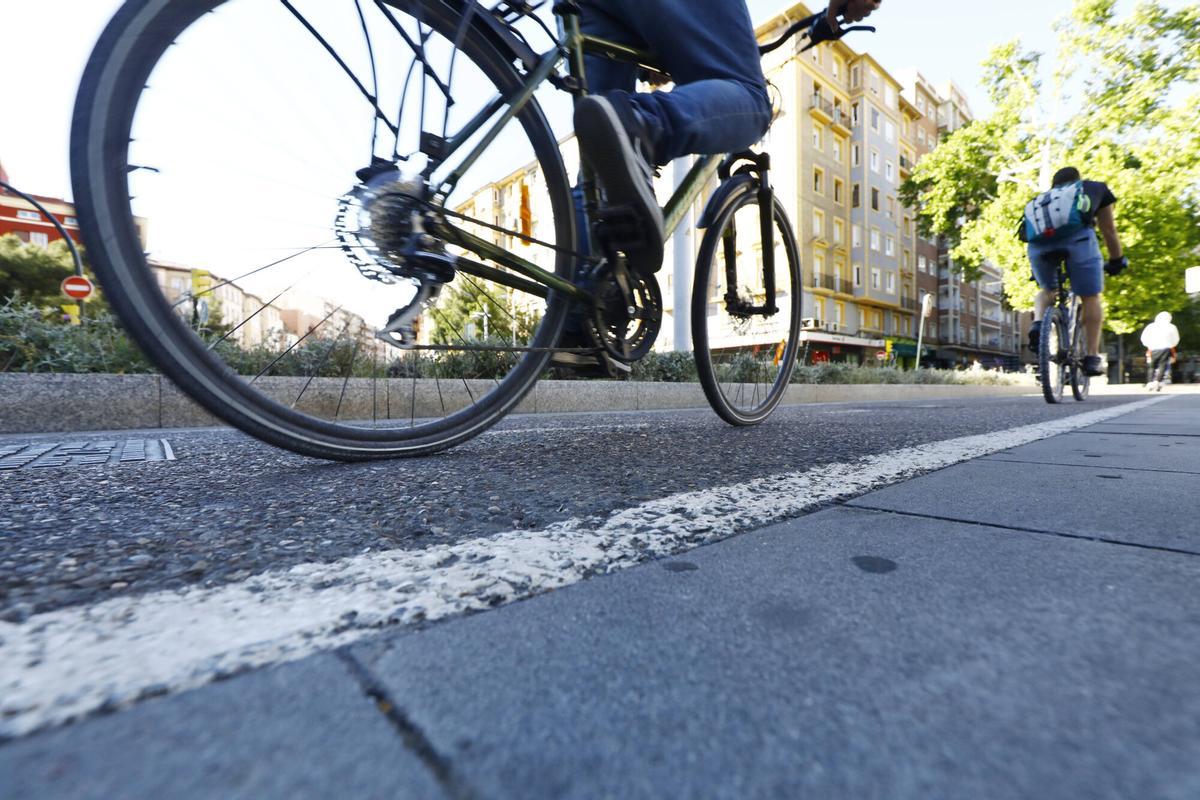 Dos bicicletas circulando por un tramo del carril bici en Gran Vía, Zaragoza