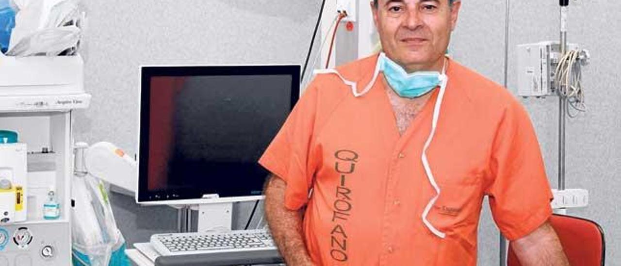 El cirujano jefe Xavier González Argenté, en un quirófano del hospital de Son Espases.