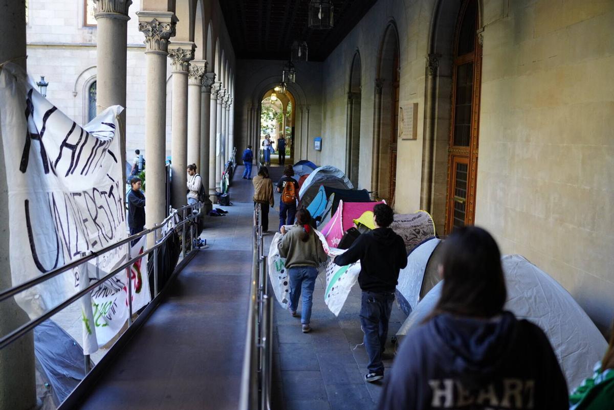 Acampada en apoyo a Palestina en la UB del Raval