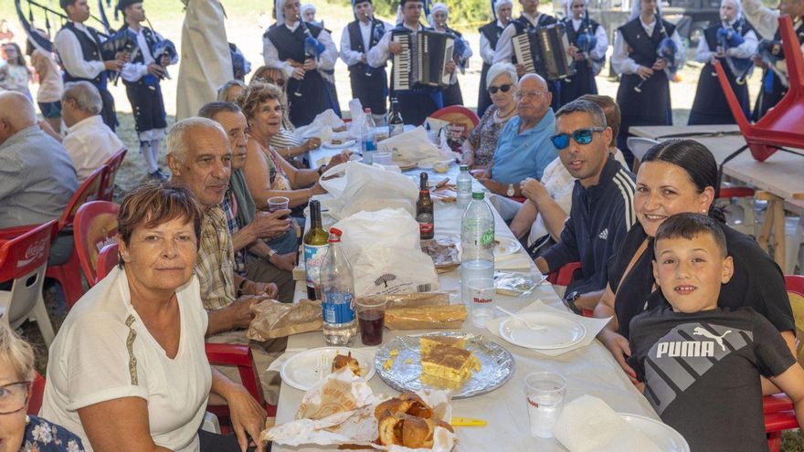 Un grupo de vecinos degusta el bollo en las fiestas de Pando. | IRMA COLLÍN