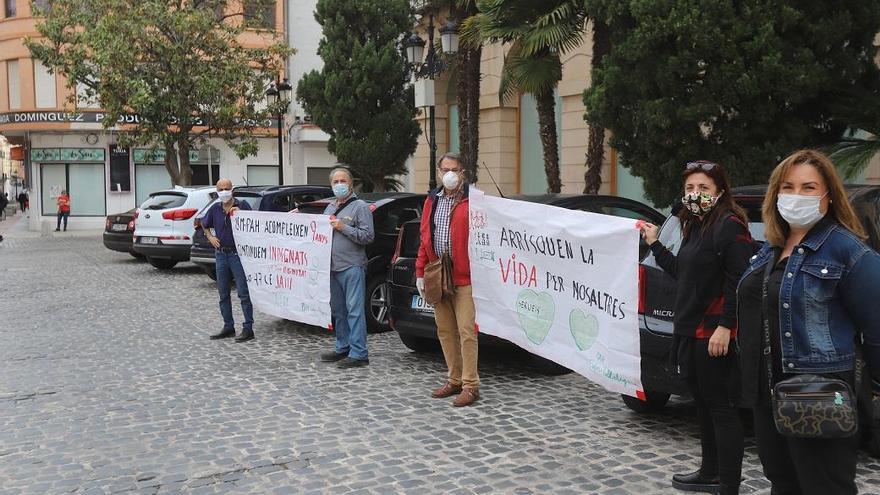 Los concentrados, esta mañana en la plaza Major de Gandia.