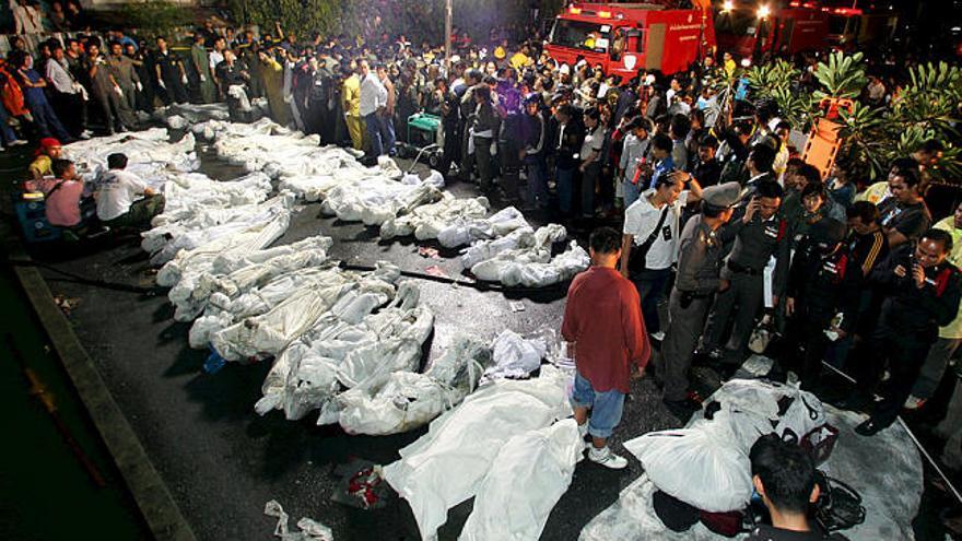 Catástrofe. Miembros de los servicios de rescate y de la policía de Bangkok agrupan los cadáveres de las víctimas del incendio.