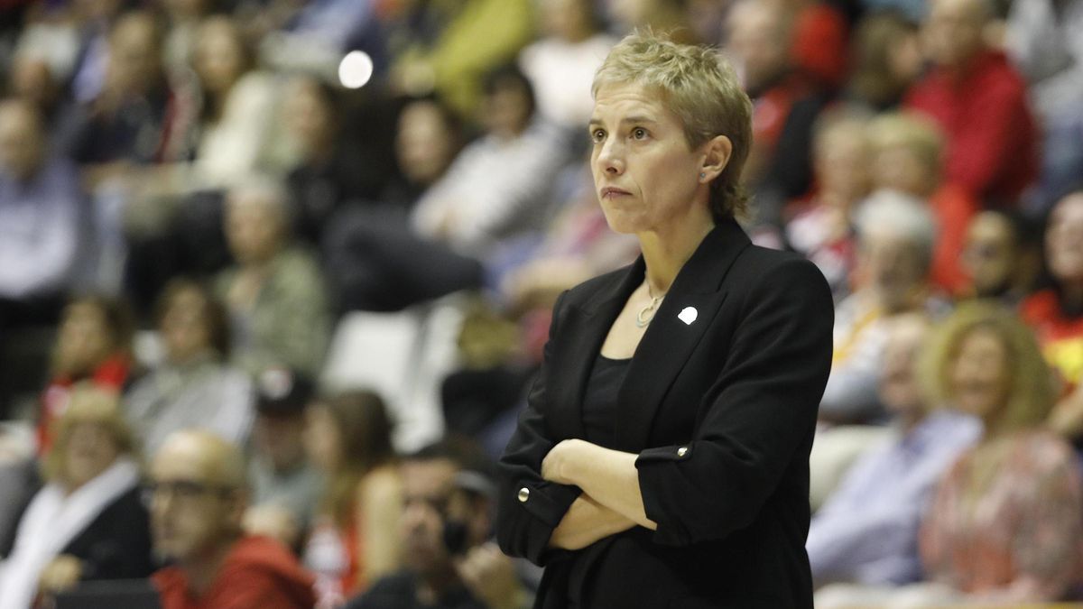 Laura Antoja observa el partit contra l'Araski a Fontajau.