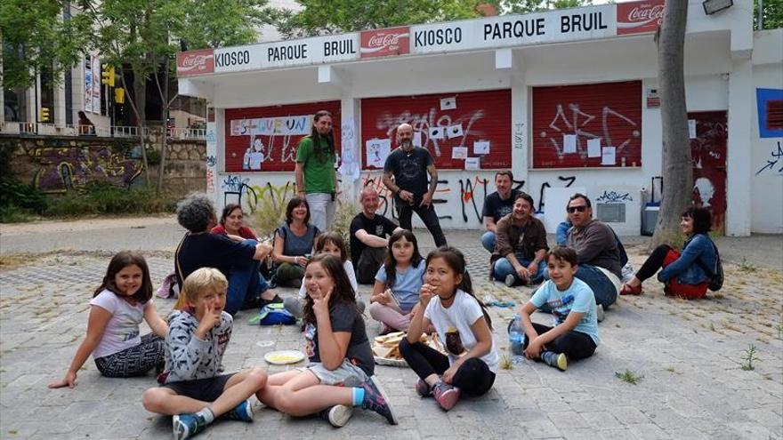 Un pic-nic ‘okupa’ por el quiosco