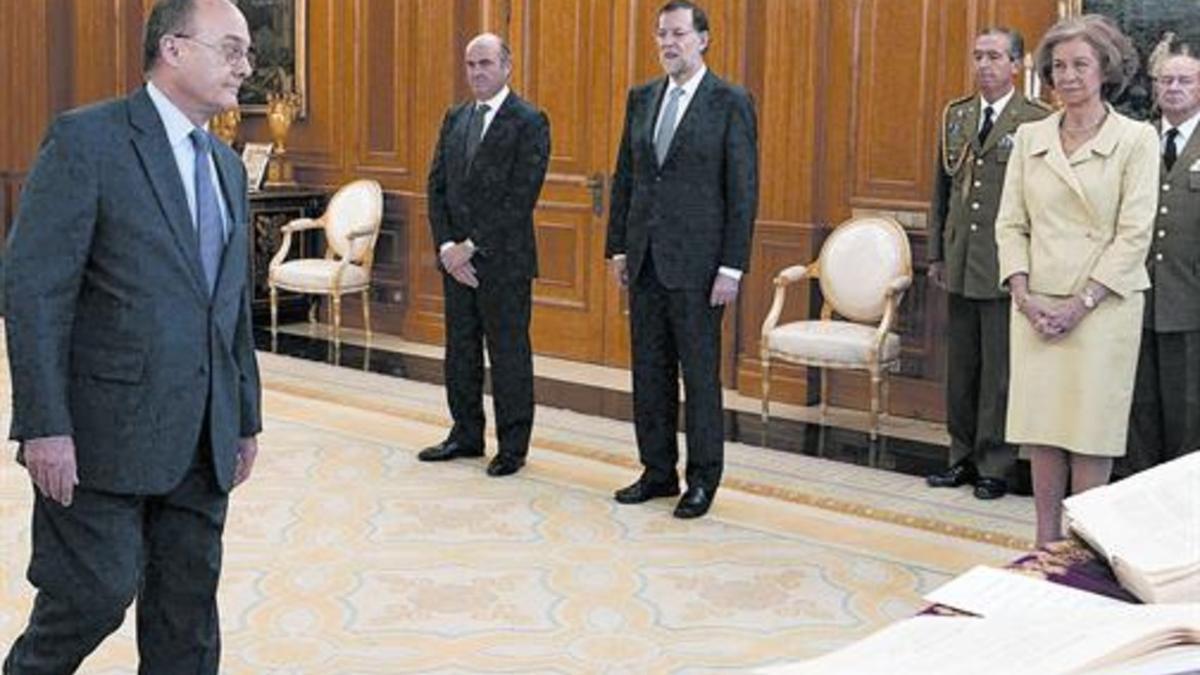 El gobernador del Banco de España, Luis María Linde, se dispone a jurar el cargo en el palacio de la Zarzuela, el 11 de junio del 2012.