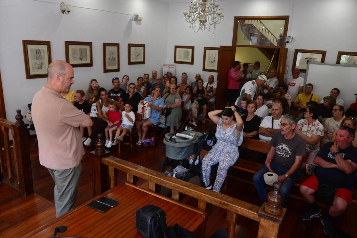 Un momento de la reunión entre Félix Juncal y varios de sus ediles con los vecinos de la protesta.