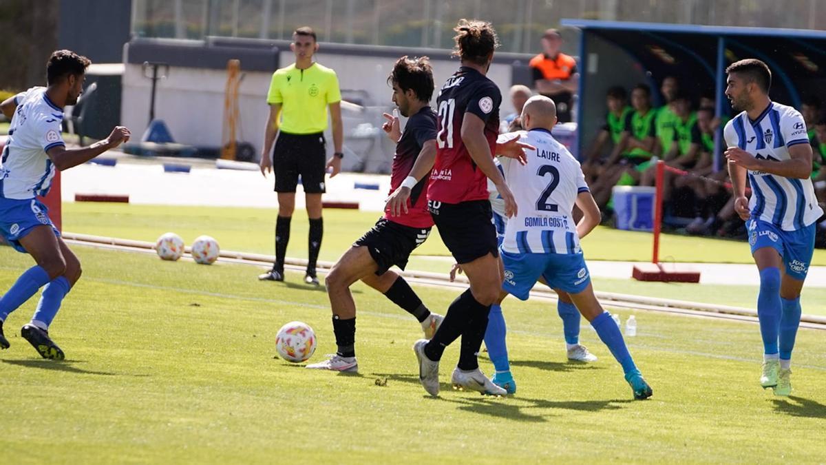 Un instante del encuentro disputado ayer en el Camilo Cano