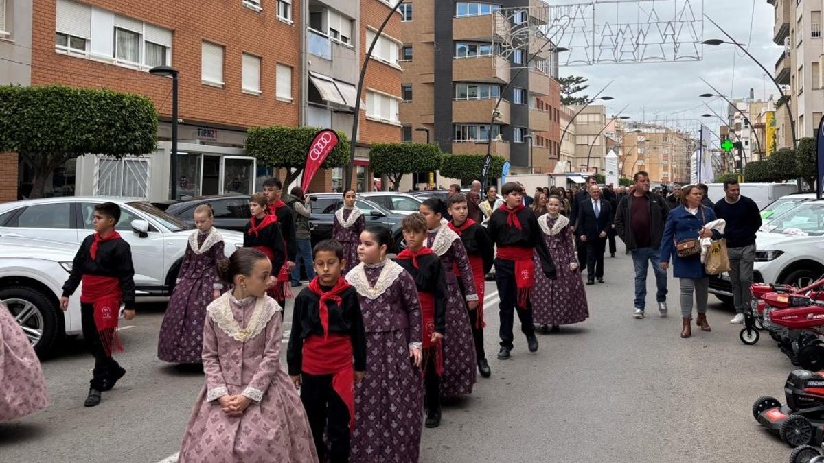 Recorrido a la feria instalada junto al pabellón polideportivo.