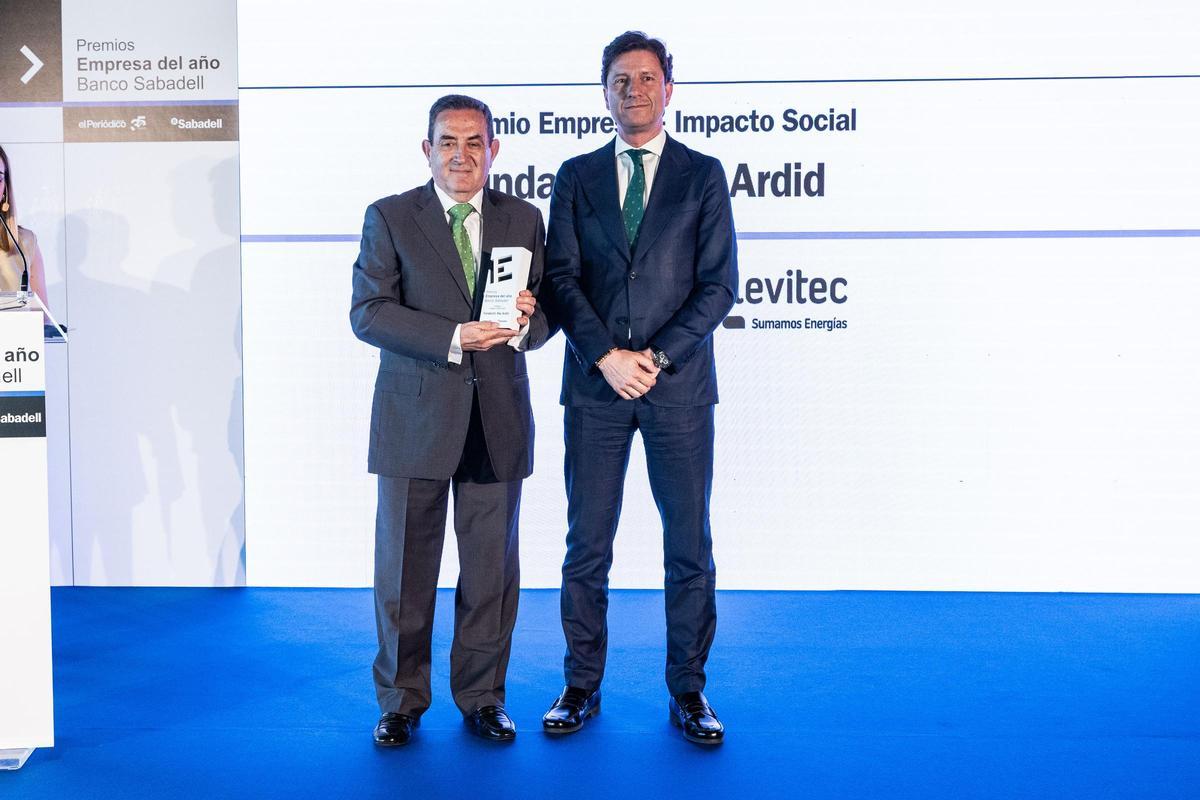 Alfonso Vicente, presidente de la Fundación Rey Ardid, ha recogido el galardón Empresa + Impacto Social de las manos de José Agustín Lalaguna, CEO de Levitec