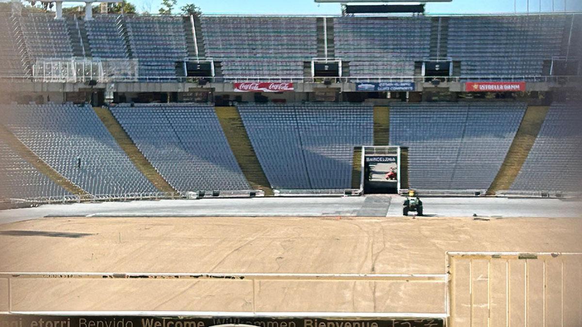 Las máquinas preparan el terreno para instalar el césped en el Estadi Olímpic de Montjuic
