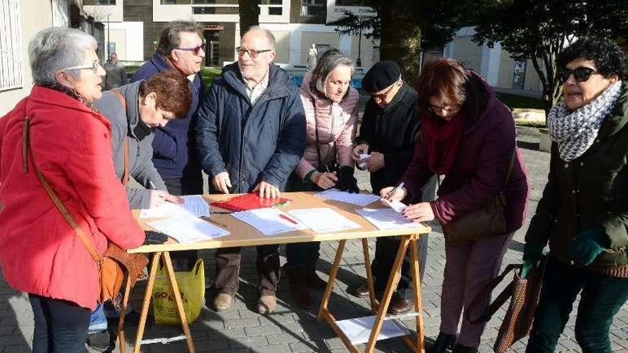 Recogida de firmas de SOS Sanidade Pública en Cangas. // G.Núñez