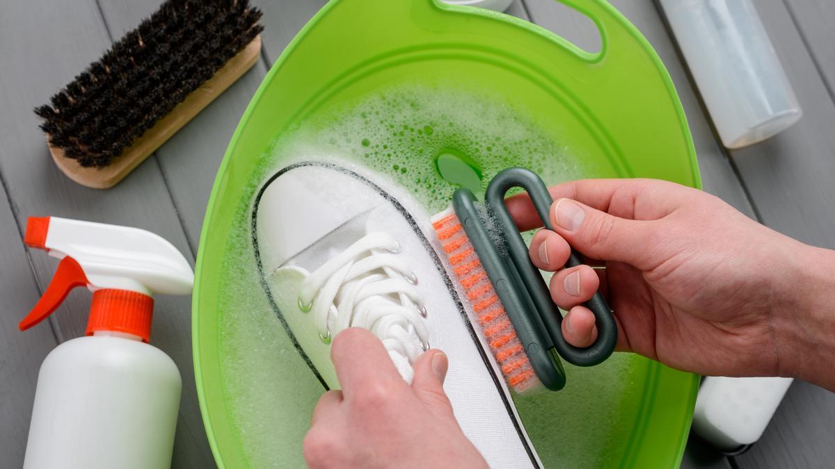 Cómo limpiar zapatillas blancas