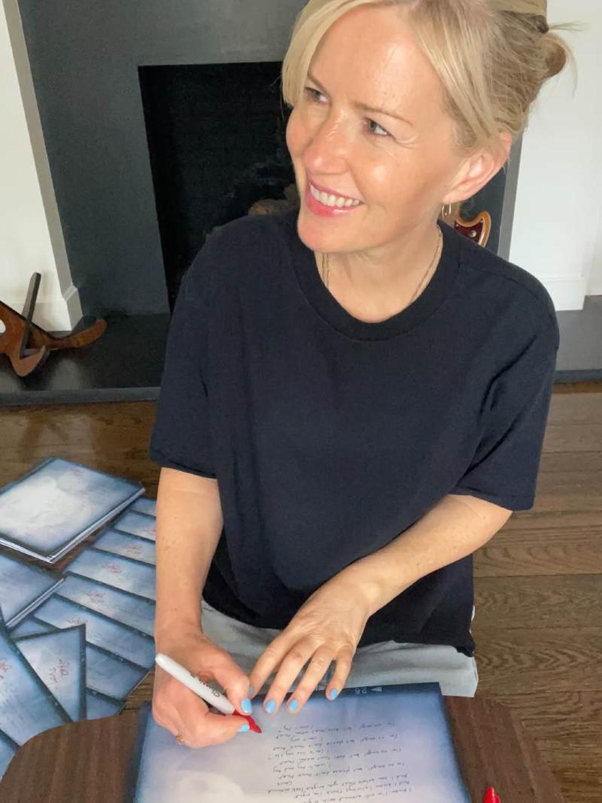 Dido en la actualidad, firmando el vinilo de la reedición de su disco