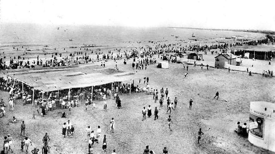 Foto histórica de la antigua playa de Natzaret, en València.