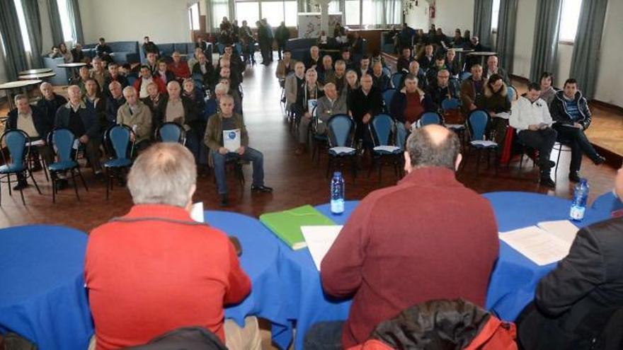 Asamblea de comuneros de Mourente celebrada ayer en el local de la Sociedad Recreativa y Cultural.  // Rafa Vázquez