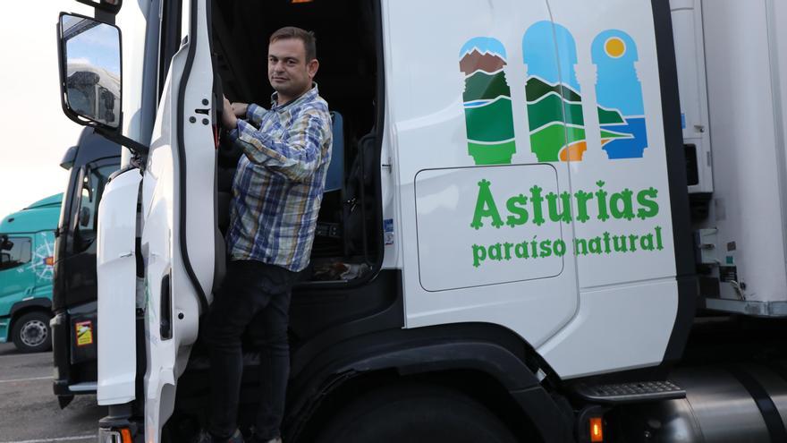 El asturiano Marcos González circula con un camión que usa gas natural licuado, &quot;que se disparó antes de la guerra&quot;.