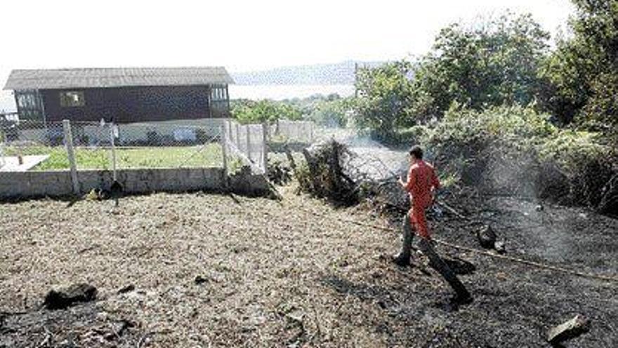 Incendio en Nerga, muy cercano a las casas. / Marcos canosa