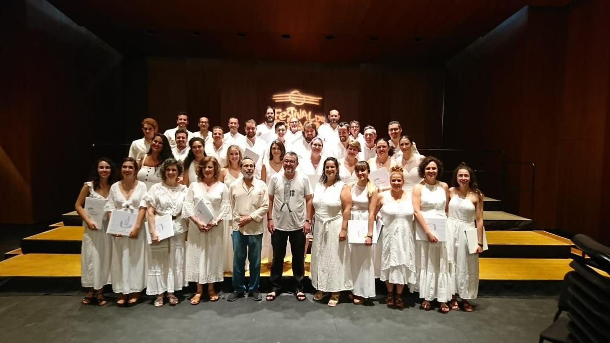 Los componentes del Coro Brouwer, junto a su director, Javier Sáinz López, y el maestro cubano.