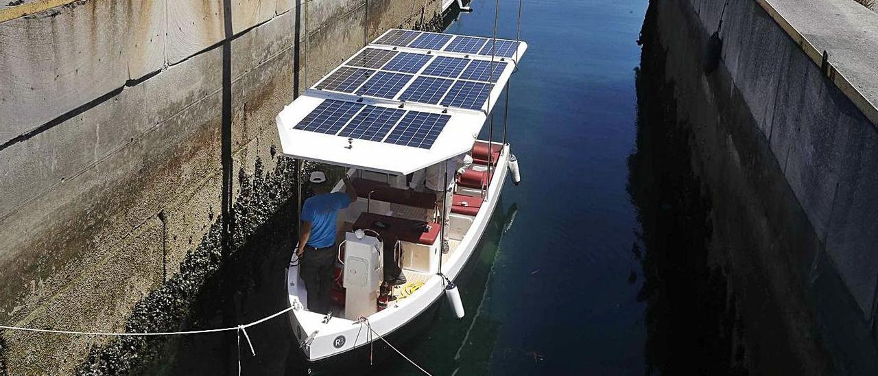La colocación del techo solar que proporcionará energía al barco.