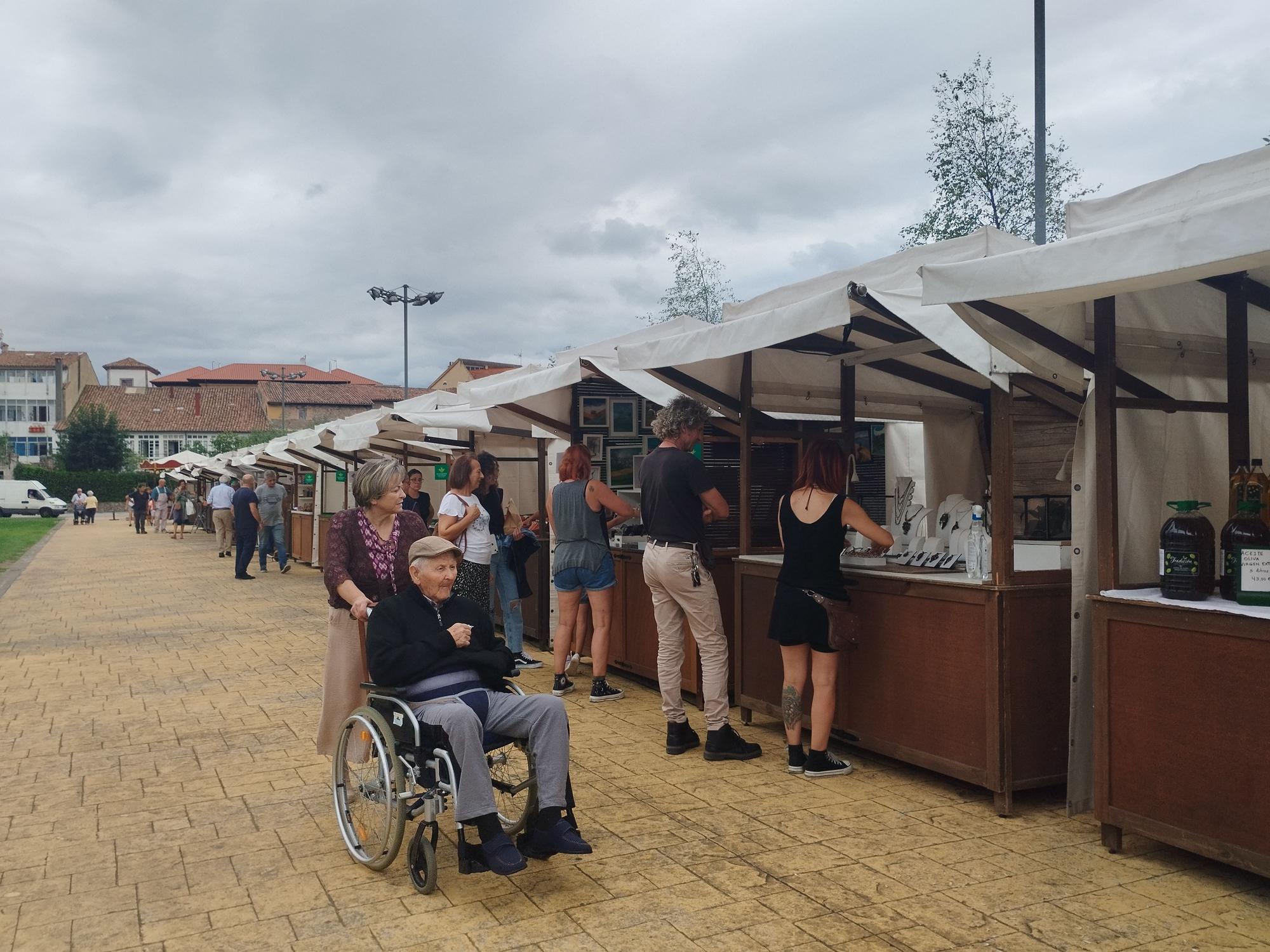 Villaviciosa esquiva la lluvia en el Mercado Artesano y Ecológico, en imágenes