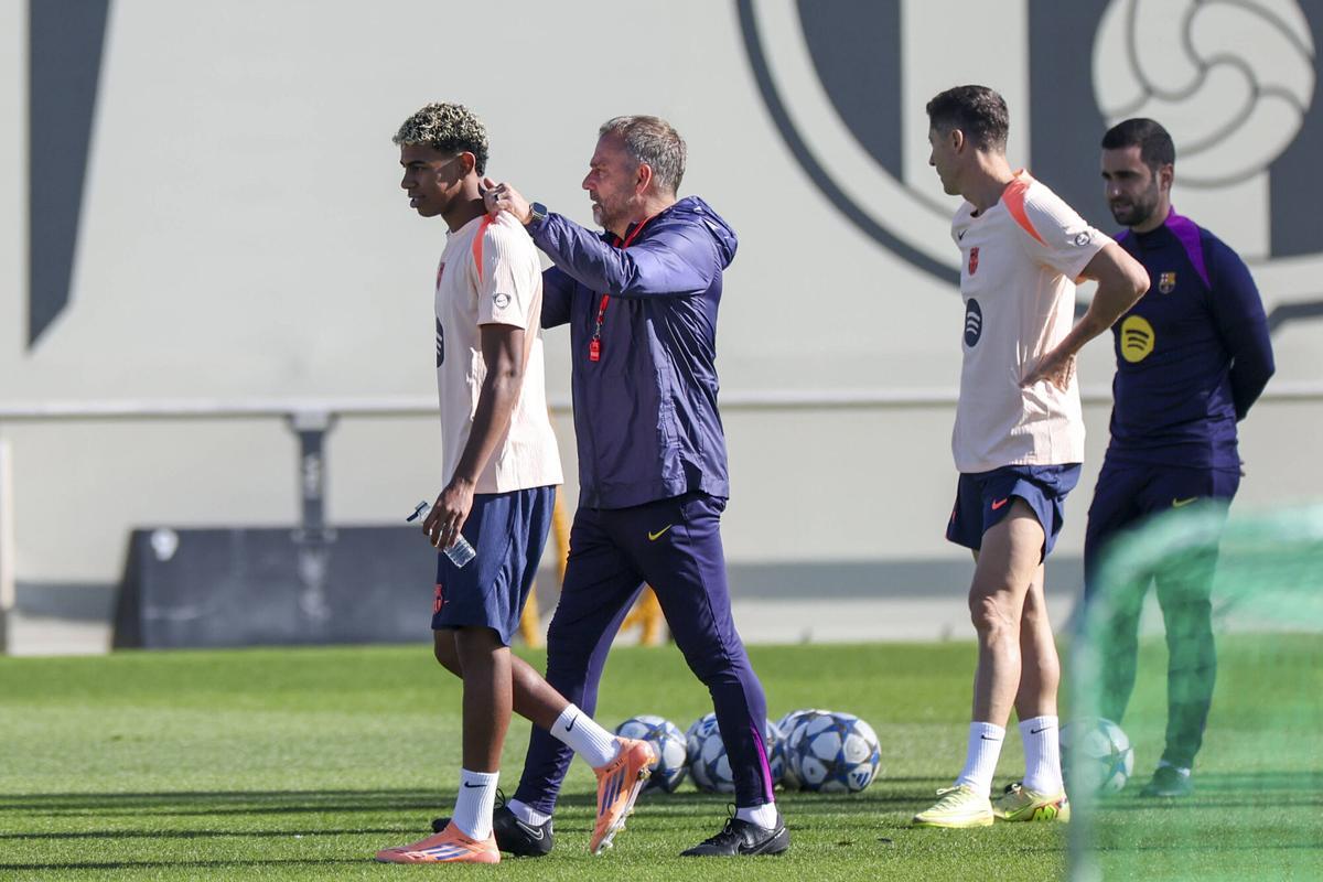 Flick se mostró atento con Lamine Yamal antes de la sesión