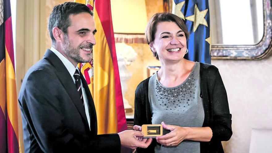 José Vicente Marí entrega en el Parlament los presupuestos de 2015.