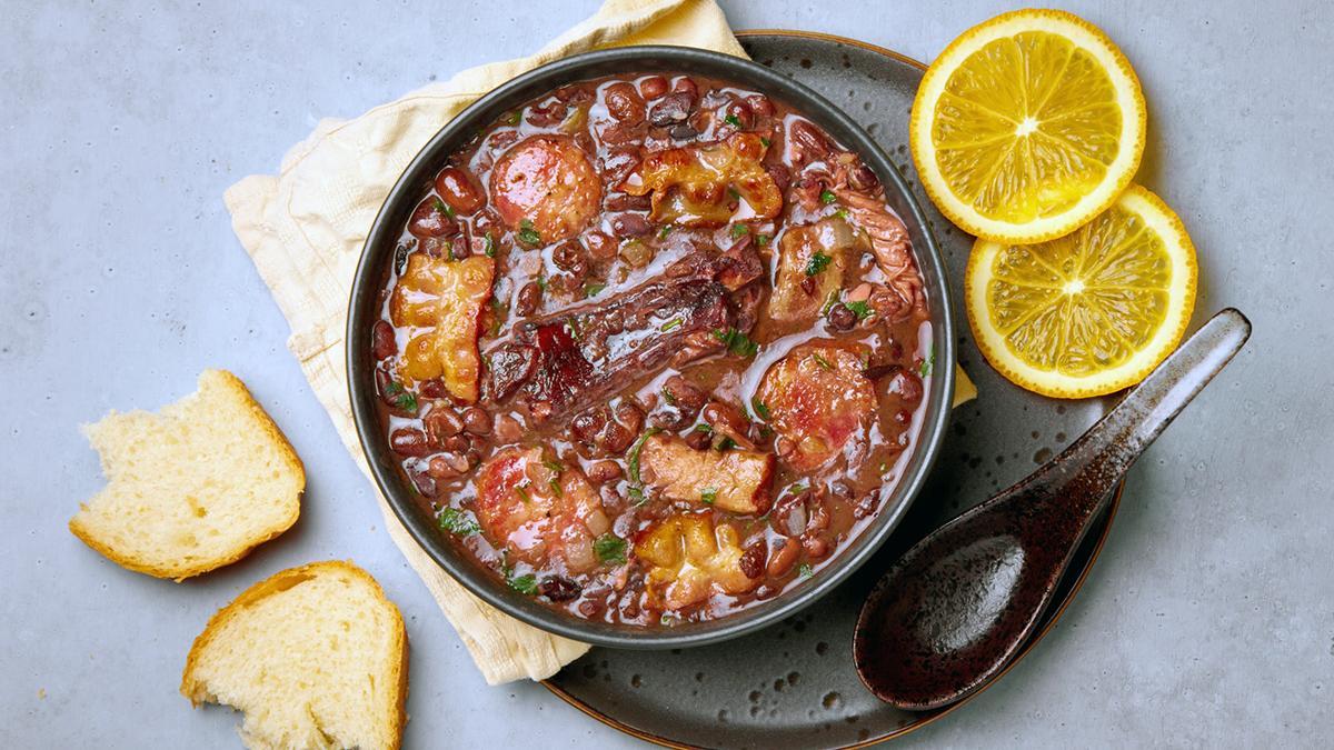 La feijoada portuguesa refleja cómo la cocina del país ha integrado influencias, migraciones e ingredientes llegados de distintos territorios.