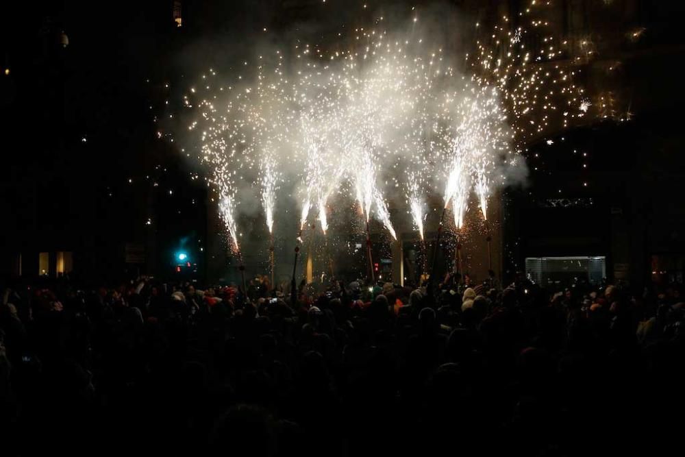 Rund 20.000 Zuschauer verfolgten am Sonntagabend (29.1.) das Spektakel der Teufel und Bestien auf Mallorca, die lärmend und funkensprühend durch Palma zogen. Die Tradition zu Palmas Stadtfest Sant Sebastià war wegen des Unwetters verschoben worden.